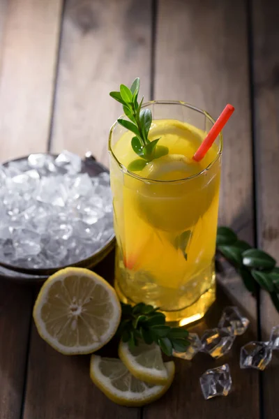 Cocktail Glas Mit Früchten Auf Altem Hintergrund — Stockfoto