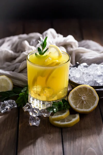 Cocktail Glas Mit Früchten Auf Altem Hintergrund — Stockfoto