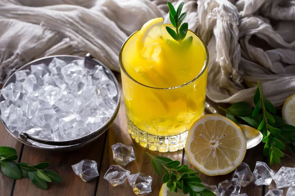 Cocktail Glas Mit Früchten Auf Altem Hintergrund — Stockfoto