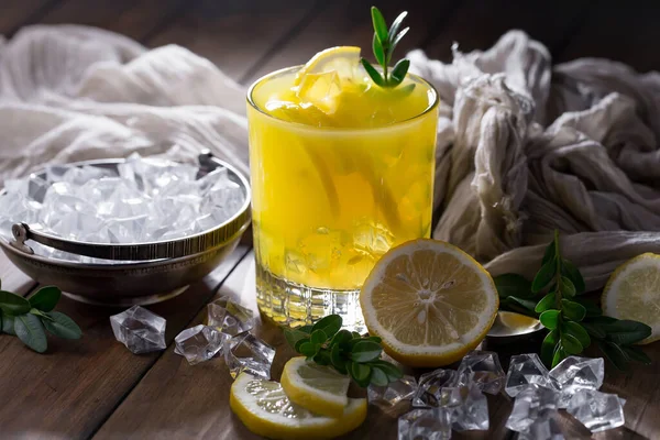 Cocktail Glas Mit Früchten Auf Altem Hintergrund — Stockfoto