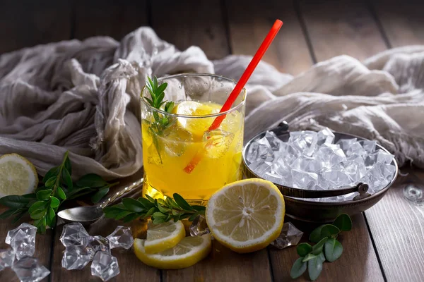 Cocktail Glas Mit Früchten Auf Altem Hintergrund — Stockfoto