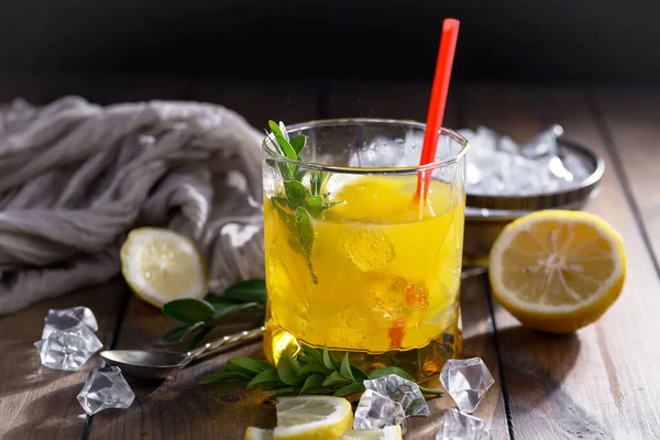 Cocktail Glas Mit Früchten Auf Altem Hintergrund — Stockfoto