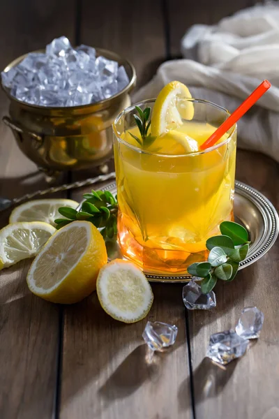 Cocktail Glas Mit Früchten Auf Altem Hintergrund — Stockfoto