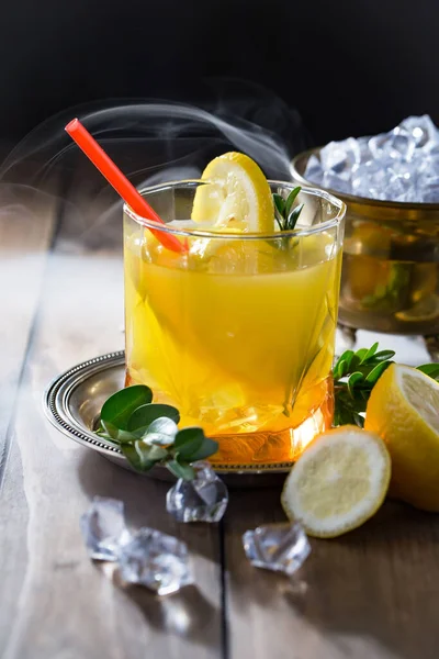 Cocktail Glas Mit Früchten Auf Altem Hintergrund — Stockfoto