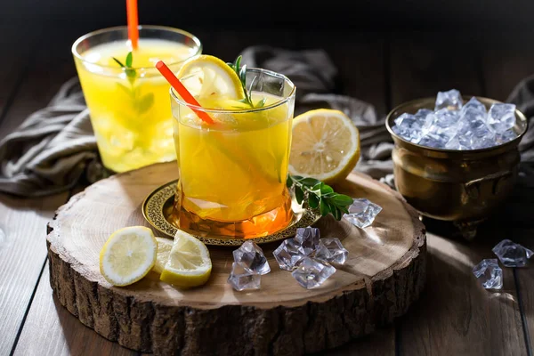 Cocktail Glas Mit Früchten Auf Altem Hintergrund — Stockfoto