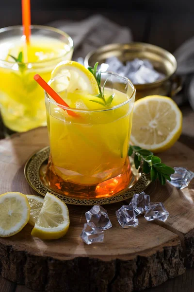 Cocktail Glas Mit Früchten Auf Altem Hintergrund — Stockfoto