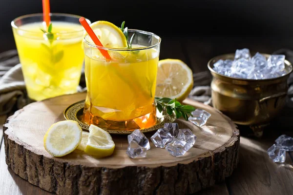 Cocktail Glas Mit Früchten Auf Altem Hintergrund — Stockfoto