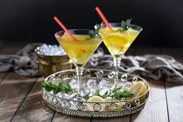 Cocktail Ett Glas Med Frukt Gammal Bakgrund — Stockfoto