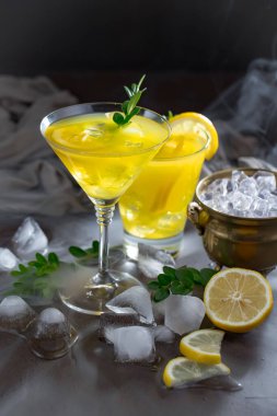 Eski bir arka planda meyveli bardakta kokteyl..