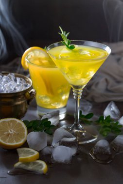 Eski bir arka planda meyveli bardakta kokteyl..