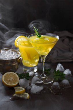 Eski bir arka planda meyveli bardakta kokteyl..