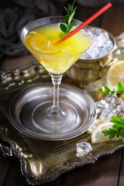 Cocktail Copo Com Frutas Fundo Antigo — Fotografia de Stock