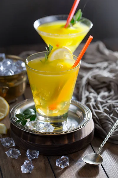 Cocktail Glas Mit Früchten Auf Altem Hintergrund — Stockfoto