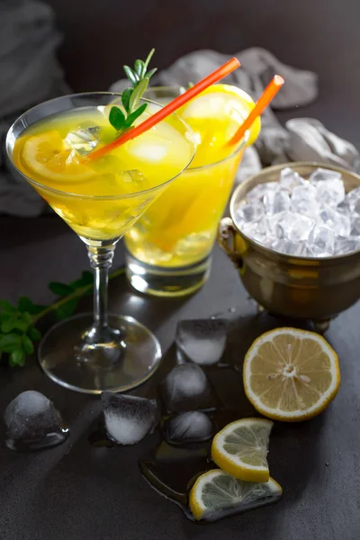 Cocktail Copo Com Frutas Fundo Antigo — Fotografia de Stock