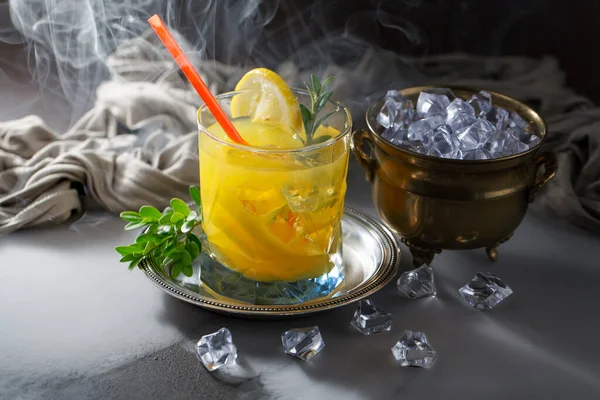 Cocktail Glas Mit Früchten Auf Altem Hintergrund — Stockfoto