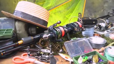 Stüdyoda bir masada bulunan spor balıkçılığı ekipmanları, bir ağın arka planına karşı bir kompozisyon..