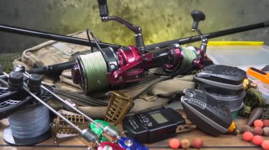 Stüdyoda bir masada bulunan spor balıkçılığı ekipmanları, bir ağın arka planına karşı bir kompozisyon..