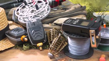 Stüdyoda bir masada bulunan spor balıkçılığı ekipmanları, bir ağın arka planına karşı bir kompozisyon..