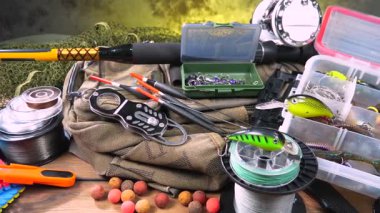 Stüdyoda bir masada bulunan spor balıkçılığı ekipmanları, bir ağın arka planına karşı bir kompozisyon..