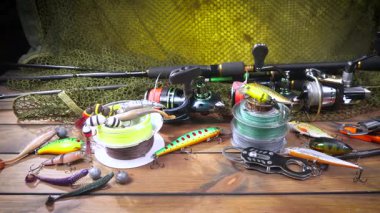 Stüdyoda bir masada bulunan spor balıkçılığı ekipmanları, bir ağın arka planına karşı bir kompozisyon..