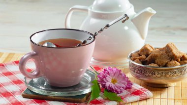 Bir fincan çaydanlıklı çay, arka planda, masada aksesuarlı bir kompozisyon.. 