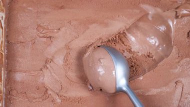 Metal bir kapta çikolatalı dondurma, kaşık ile çıkarılmış, ambalaj için.