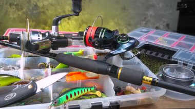 Balıkçı oltası ahşap bir zemine kurulur ve yavaşça yatay düzlem boyunca ilerler. Eğlence için olta takımı.