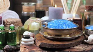 Kaplıca. Masanın üzerindeki hafif arka planda vücut bakımı ve gevşeme malzemeleri. Yavaş bir kamera nesnelerin üzerinde döner.