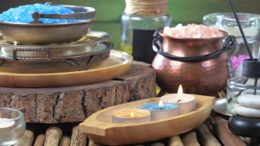 Kaplıca. Masanın üzerindeki hafif arka planda vücut bakımı ve gevşeme malzemeleri. Yavaş bir kamera nesnelerin üzerinde döner.