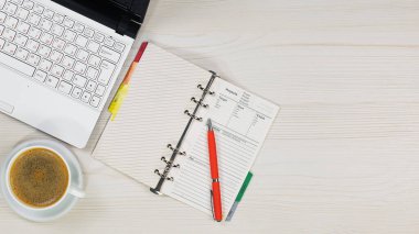 İş ve muhasebe malzemeleri bir ofis masasında düzenlenmiştir. Üst görünüm.