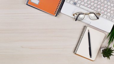 İş ve muhasebe malzemeleri bir ofis masasında düzenlenmiştir. Üst görünüm.