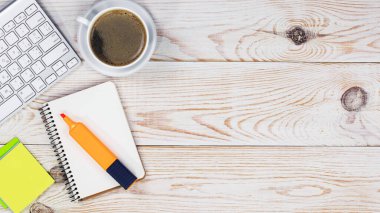 İş ve muhasebe malzemeleri bir ofis masasında düzenlenmiştir. Üst görünüm.