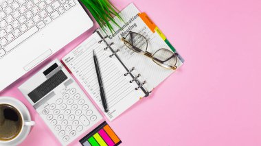 İş ve muhasebe malzemeleri bir ofis masasında düzenlenmiştir. Üst görünüm.