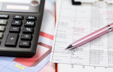 İş ve muhasebe malzemeleri bir ofis masasında düzenlenmiştir. Üst görünüm.