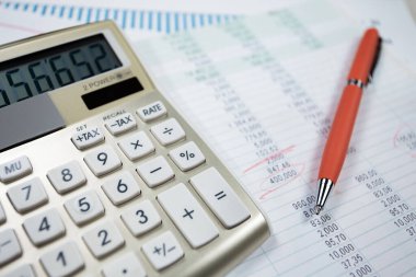 Ofisteki iş ve muhasebe öğeleri masanın üzerinde, kompozisyonda sergilenmiş..