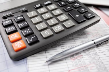 Ofisteki iş ve muhasebe öğeleri masanın üzerinde, kompozisyonda sergilenmiş..