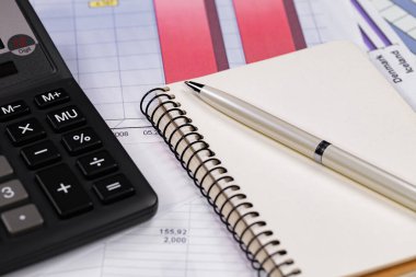 Ofisteki iş ve muhasebe öğeleri masanın üzerinde, kompozisyonda sergilenmiş..