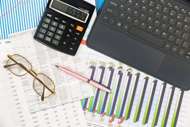 İş ve muhasebe için ofis malzemeleri masanın üzerinde bir kompozisyonda. Üst görünüm.