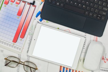 İş ve muhasebe için ofis malzemeleri masanın üzerinde bir kompozisyonda. Üst görünüm.