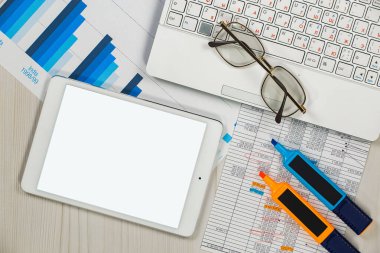 İş ve muhasebe için ofis malzemeleri masanın üzerinde bir kompozisyonda. Üst görünüm.