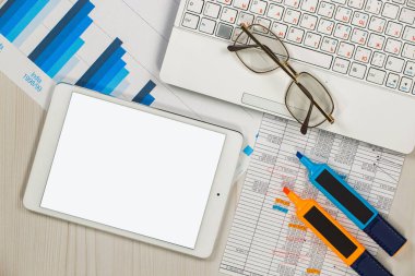 İş ve muhasebe için ofis malzemeleri masanın üzerinde bir kompozisyonda. Üst görünüm.