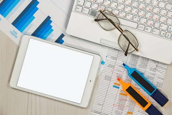 İş ve muhasebe için ofis malzemeleri masanın üzerinde bir kompozisyonda. Üst görünüm.