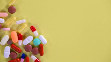 Sarı arka planda tabletler. Üst görünüm.