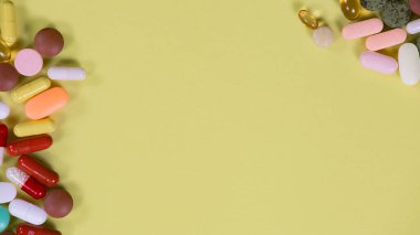 Sarı arka planda tabletler. Üst görünüm.