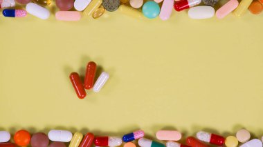 Sarı arka planda tabletler. Üst görünüm.