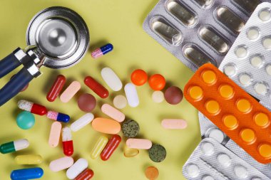 Sarı arka planda tabletler. Üst görünüm.