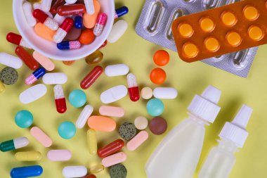 Sarı arka planda tabletler. Üst görünüm.