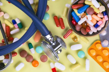 Sarı arka planda tabletler. Üst görünüm.