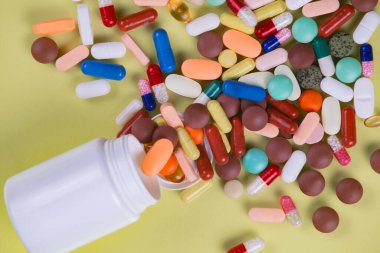 Sarı arka planda tabletler. Üst görünüm.