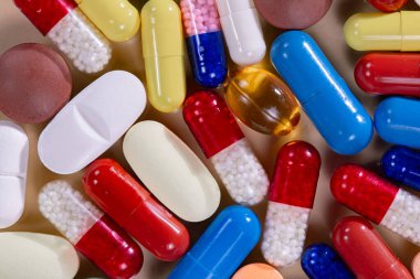 Mavi arka planda hapların yakın çekimi. Yukarıdan görüntüle.